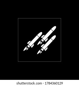 tres iconos blancos del cohete. Aislado en negro. Icono de lanzamiento. Signo de actualización. Símbolo de crecimiento rápido. Velocidad, crecer, aumentar