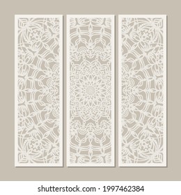 Pintura de tres partes que representa una mandala. Paneles decorativos para decorar el interior de la oficina, casa. Ornamento redondo oriental, patrón de encaje. Diseño de afiches moderno y elegante. Color gris claro, beige