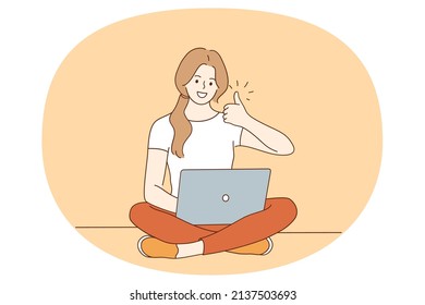 Thumbs up y el concepto de Freelance. Jovencita sonriente sentada con una laptop en las manos trabajando como independiente con un trabajo remoto mostrando pulgares hacia arriba con dedos ilustración vectorial 