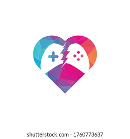 Diseño del logo del concepto de forma de corazón del juego delgado. Control de juegos con logotipo de icono de relámpago