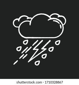 Icono de tiza blanca de tormenta sobre fondo negro. Mal tiempo, pronóstico de meteo. Fuertes precipitaciones atmosféricas, lluvias. Nube de lluvia con ilustración de pizarra vectorial aislada de rayos