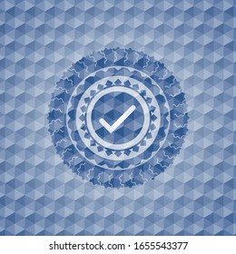 icono de marca dentro del emblema hexagonal azul.