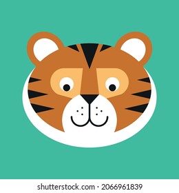 Un tigre en un sombrero navideño entre las 2022 sonrisas. Año del tigre, feliz año nuevo