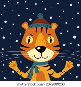 El cachorro de tigre está parado bajo la nieve. El símbolo del nuevo 2022. Tarjeta de Año Nuevo.