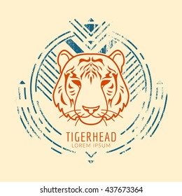 Logotipo de cabeza lineal del tigre en marco tribal... Ilustración coloreada vectorial en estilo plano con textura gruesa