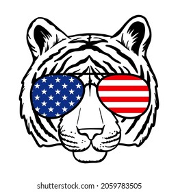 Tigre con gafas de sol y bandera de Estados Unidos impresa. Ilustración vectorial. Aislado sobre fondo blanco. Bueno para carteles, camisetas, postales.