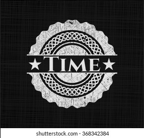 Emblema de pizarra de tiempo escrito en una pizarra
