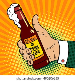 Es hora de beber cerveza. Antecedentes de arte pop con mano masculina con el pulgar hacia arriba sosteniendo una botella de cerveza con una espuma saliendo. Ilustración de color vectorial dibujada a mano en estilo retro cómico.