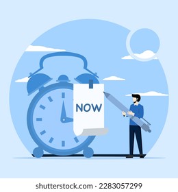 concepto de mantenimiento de tiempo, empresario con lápiz después de escribir la palabra Ahora en una nota y pegarla en un reloj de alarma sonora. Deja de demorar, hazlo ahora para terminar el trabajo o las citas a tiempo.