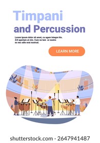 Músicos de percussão timpani tocando no palco sala de concertos destaque público moderno evento de música fundo colorido website banner