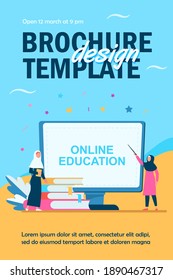 Pequeña mujer árabe aprendiendo por computadora. Ilustración vectorial plana de Internet, libro, estudiante. Estudio y concepto de educación en línea para banner, diseño de sitios web o página web de aterrizaje