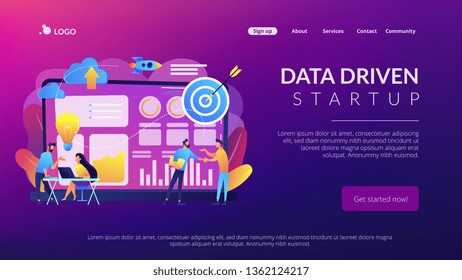 Pequeños analistas de negocios discutiendo ideas en laptop con datos. Iniciativa de datos, ocupación en estudio de metadatos, concepto de inicio impulsado por datos. Plantilla de página web de aterrizaje violeta vibrante del sitio web.