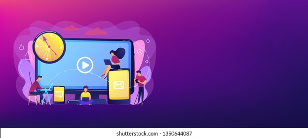 Pequeñas personas de negocios observan en pantallas y relojes de dispositivos digitales. adicción a la pantalla, sobrecarga digital, concepto de implicaciones de sobrecarga de información. Plantilla de banner de encabezado o pie de página con espacio de copia.