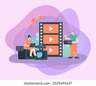 Pequeños trabajadores de la industria del cine con una enorme cámara y película. Mujer que edita la película, hombre con la Ilustración vectorial plana del tablero. Multimedia, contenido, concepto de producción de video para Anuncio, diseño de Sitio web