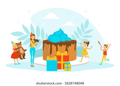 Kleine Kinder, die Geburtstag feiern, Junge und Mädchen, Spaß und Fotografie an der Vektorgrafik des festivals Cake.