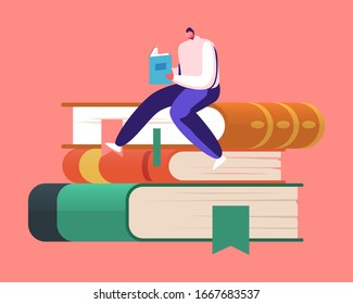 Pequeño personaje masculino que lee libros en una biblioteca sentada en una enorme lámina de libros. Joven estudiante pasa tiempo en Athenaeum preparándose para el examen en el almacenamiento de literatura. Ilustración de vectores de caricatura