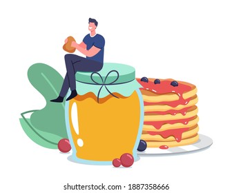 Pequeño personaje masculino sentado en una enorme barra de vidrio con miel comiendo deliciosos panqueques recién hechos. Hombre desayunando, delicioso postre casero con jarabe dulce y bayas. Ilustración del vector de dibujos animados