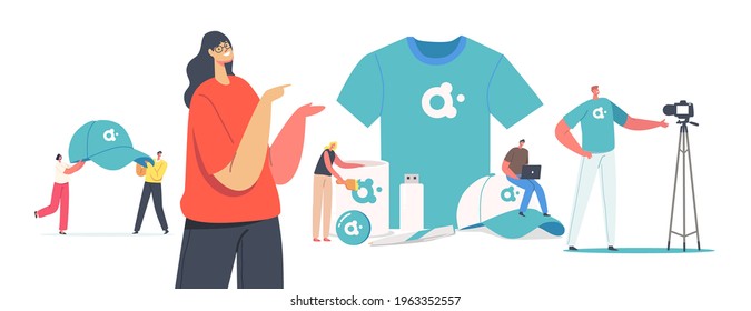 Pequeños personajes masculinos y femeninos con inmensos productos promocionales para la identidad de marca. Mujer presentando camiseta, tapa, Memory Stick y Mug con el logotipo de la compañía para publicidad. Ilustración de vectores de personas de caricatura