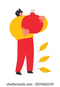 Ilustración vectorial con un joven sosteniendo una enorme fruta Garnet. Concepto de amante de la fruta. Afiche de tipografía de colores divertidos, diseño de impresión de ropa, decoración de menú de barras. Aislado. EPS 10. Dibujo de caricatura.