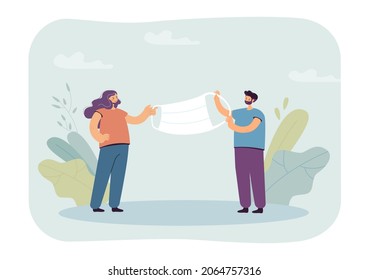 Pequeño hombre y mujer sosteniendo máscara facial desde ambos lados. Impresión y protección del coronavirus. Epidemiología, concepto de atención de salud para banner, diseño de sitios web o página web de aterrizaje