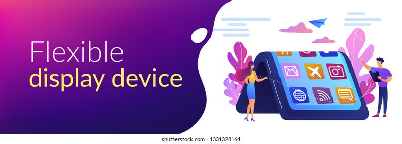Gente pequeña en un smartphone grande con pantalla flexible. Tecnología de dispositivos plegables, dispositivo de visualización flexible, concepto de electrónica de próxima generación. Plantilla de banner de encabezado o pie de página con espacio de copia.