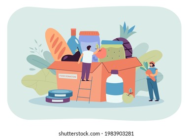 Gente pequeña con caja de comestibles para caridad. Voluntarios compartiendo una ilustración vectorial plana de comida sana y enlatada. Donación de alimentos, concepto de ayuda humanitaria para banner, diseño de sitios web o página web de aterrizaje