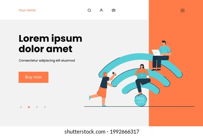 Pequeñas personas se comunican a través de Internet inalámbrico. Hombres y mujeres usan diferentes dispositivos. Portátiles y teléfonos móviles para mensajería. Concepto de comunicación a distancia para banner, sitio web o página de aterrizaje
