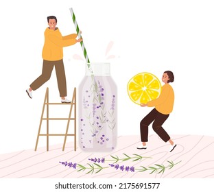 Gente pequeña cocinando limonada de lavanda sobre la mesa, nutrición saludable. Mujer sosteniendo fruta, hombre de pie sobre una escalera y sosteniendo paja. Ilustración vectorial plana Para el menú café, almacén. Bebida de batido crudo orgánico