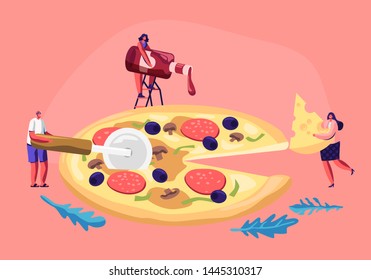 Gente Pequeña comiendo Pizza Enorme. Personajes masculinos y femeninos cortados con cuchillo, poner ketchup y queso, tomar un trozo de sabrosa comida italiana. Comida rápida, Cafetería, Visitantes de Bistro. Ilustración de vectores planos de caricaturas