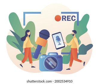 Reporteros de gente pequeña con registros de micrófonos. Noticias de medios masivos. TV, internet y periodismo radiofónico. Concepto periodístico. Estilo moderno de dibujos animados planos. Ilustración del vector sobre fondo blanco