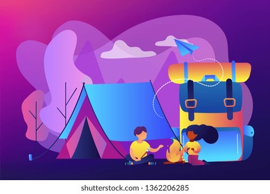 Pequeños niños sentados en la fogata y el malvavisco asado cerca de la tienda y una enorme mochila. Campamento de verano, campamento para personas sin dormir, concepto de tiempo de vacaciones para niños. Ilustración aislada del vector violeta brillante brillante brillante brillante
