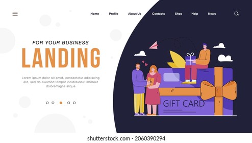 Pequeñas personas cerca de vales gigantes de tarjetas de regalo de la tienda. Los clientes felices de la caricatura reciben cupones durante las compras. Programa de descuento y concepto de venta al por menor