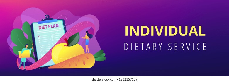 Pequeñas personas nutricionistas y lista de control del plan de dieta con verduras, fruta. Dieta nutricional, dieta de manejo de peso, concepto de servicio dietético individual. Plantilla de banner de encabezado o pie de página con espacio de copia.