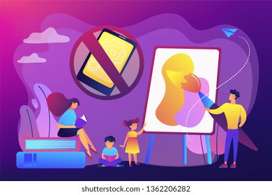 Kleine Eltern malen und lesen Bücher mit Kindern und kein Smartphone. Kindererziehung mit niedriger Technologie, technologiefreie Kinder, Kinderkonzept mit geringem Medienkomplex. Helle, lebendige violette Vektorgrafik einzeln