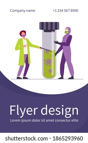 Pequeñas personas con uniforme protector portando un matraz con sangre. Coronavirus, máscara, análisis de ilustración vectorial plana. Concepto de pandemia y medicina para banner, diseño de sitios web o página web de aterrizaje
