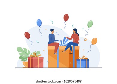 Gente pequeña sentada en una caja de regalo. Ilustración vectorial plana de globo, diversión, fiesta de cumpleaños. Concepto de celebración y vacaciones para banner, diseño de sitio web o página web de aterrizaje