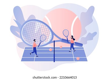 Pequeñas personas con raquetas de tenis y pelotas juegan en la pista de tenis. Club deportivo, actividades de grupo, entrenamiento. Campeonato y torneo. Estilo moderno de dibujos animados planos. Ilustración del vector sobre fondo blanco