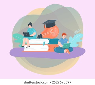 Pequeños estudiantes con computadoras portátiles con enormes libros y bombillas. Hombre y mujer de dibujos animados estudiando en línea, sombrero de graduación en Ilustración vectorial plana de bulbo. Educación, conocimiento, concepto de tecnología para el Anuncio