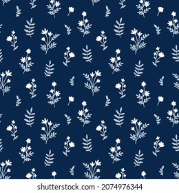 Pequeño Patrón De Flor Silvestre Sin Marea. Flores blancas de pradera con hojas sobre fondo azul marino. Motivo de estilo Ditsy vintage. Textura vectorial para moda, estampado de vivero, textil, papel de envoltura, cubierta