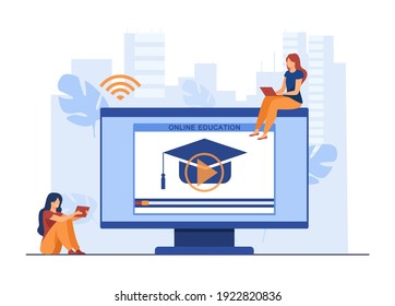 Pequeñas mujeres aprendiendo en línea en la computadora. Pantalla, portátil, esa ilustración vectorial plana. Concepto de aprendizaje electrónico y educación para banner, diseño de sitios web o página web de aterrizaje