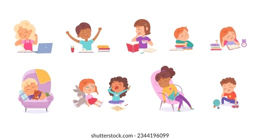 Niños cansados después de jugar o estudiar ilustraciones vectoriales. Dibujo de niñas y niños pequeños aislados estudian con laptop y libro y bostezo, niños cansados graciosos juegan con juguetes o duermen en sillón de casa