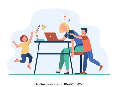 Mamá cansada trabajando en una laptop en casa. Niños activos molestando la ilustración vectorial plana de madres independientes. Maternidad, bloqueo, concepto de trabajo a distancia para banner, diseño de sitio web o página web de aterrizaje