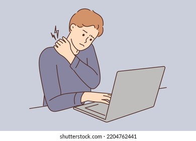 Un joven cansado se sienta en el escritorio trabajando en un ordenador con dolor de espalda. Un hombre exhausto usa la lucha de una laptop con dolor en posición sedentaria. Ilustración vectorial. 