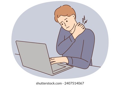 Un joven cansado se sienta en el escritorio trabajando en un ordenador con dolor de espalda. Un hombre exhausto usa la lucha de una laptop con dolor en posición sedentaria. Ilustración vectorial.