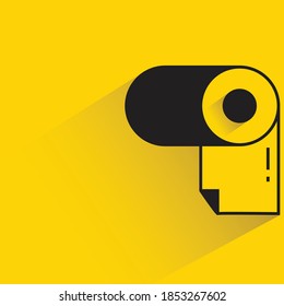 papel tisular rollo con sombra sobre fondo amarillo