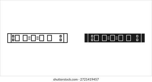 Título: Dos teclados en blanco y negro con notas musicales y signos iguales