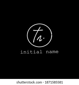 logotipo inicial manuscrito manuscrito de fondo negro de TN