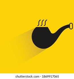 tubería de tabaco con sombra de caída sobre fondo amarillo