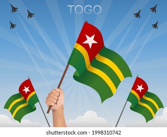 Banderas de Togo ondeando bajo el cielo azul