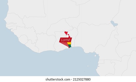 Togo Karte hervorgehoben in Togo Fahne Farben und Pin der Landeshauptstadt Lome, Karte mit benachbarten afrikanischen Ländern.